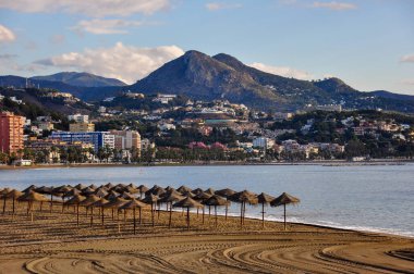 Malaga plajı karantina sırasında şehrin, dağların ve gökyüzünün zeminine karşı insanlar olmadan.
