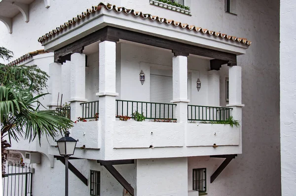 Típica Casa Blanca Balcón Español Con Elementos Madera Oscura Techo — Foto de Stock