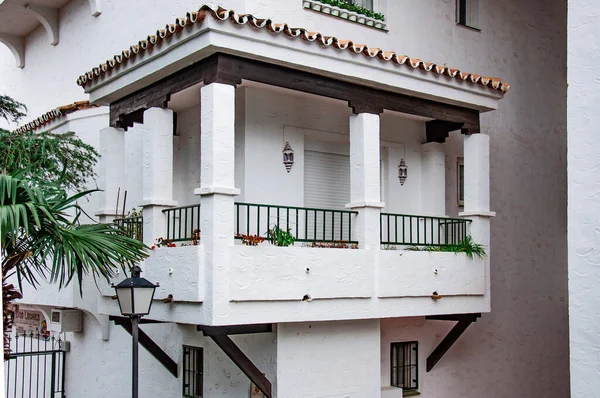 Típica Casa Blanca Balcón Español Con Elementos Madera Oscura Techo — Foto de Stock