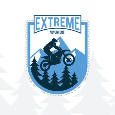 Motokros motor spor logosu çizimi, arka planda dağ manzaralı uç macera
