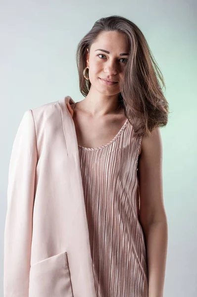 Menina Negócios Jovem Está Sorrindo Para Câmera Com Cabelo Direita — Fotografia de Stock