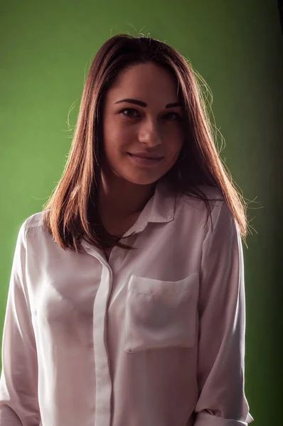 Muito Feliz Jovem Está Sorrindo Para Câmera Escuridão — Fotografia de Stock