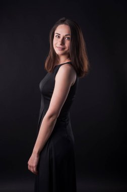 Genç kız karanlıktan bakıyor.