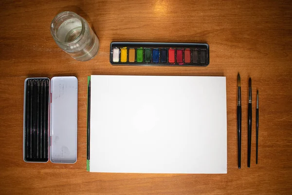 Table Travail Avec Une Palette Aquarelles Pinceaux Crayons Une Toile — Photo