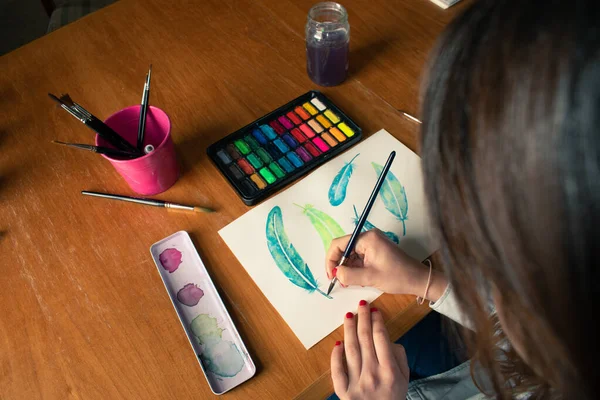 Senhora Suas Costas Pintando Penas Aquarela Uma Mesa Trabalho Madeira — Fotografia de Stock