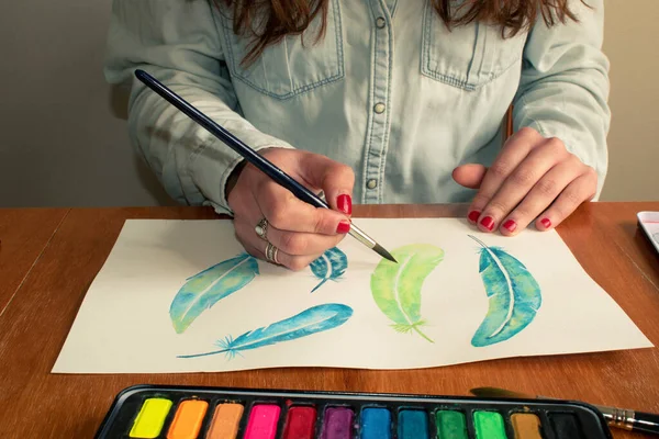 Mão Senhora Com Anéis Unhas Vermelhas Pintando Uma Pena Usando — Fotografia de Stock