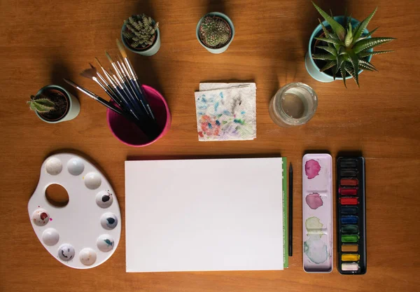 Table Travail Avec Une Palette Aquarelles Pinceaux Plantes Une Toile — Photo