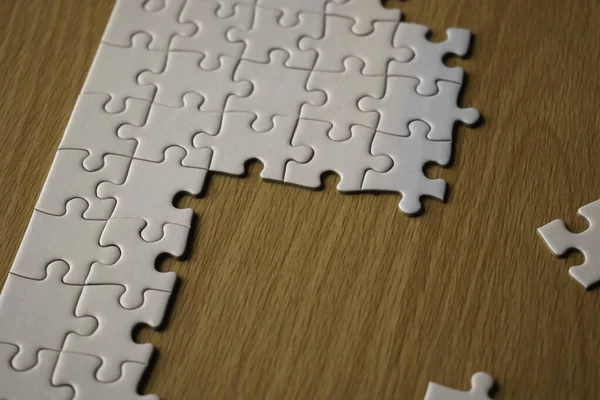 Puzzle Blanc Incomplet Sur Une Table Bois — Photo