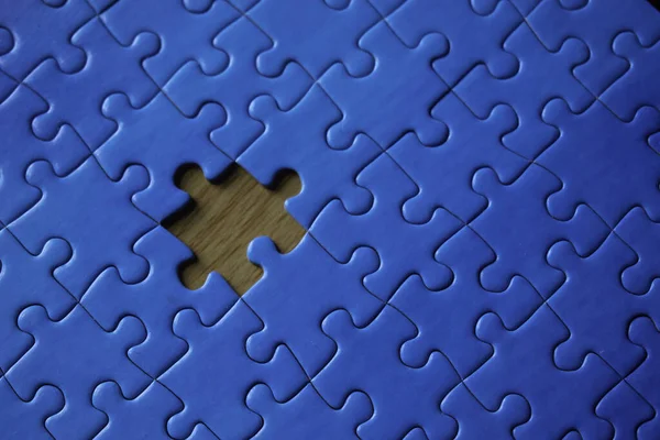 Puzzle Pieza Azul Incompleta Con Una Pieza Faltante Sobre Una — Foto de Stock