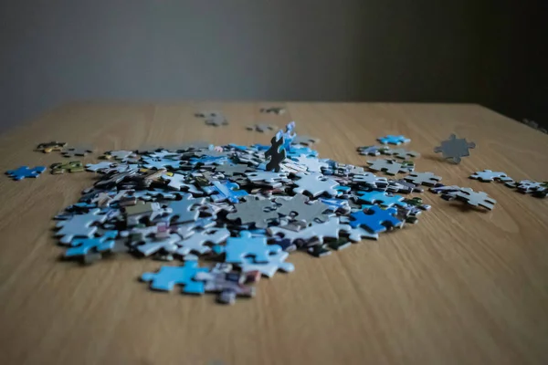 Pièces Puzzle Qui Viennent Tomber Frapper Une Table Bois — Photo