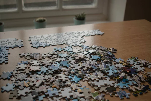 Puzzle Inachevé Sur Une Table Bois Avec Une Fenêtre Quelques — Photo