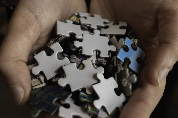 Les Mains Femme Tenant Une Pile Pièces Puzzle Blanc Bleu — Photo