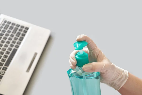 Mano Guante Blanco Sosteniendo Botella Gel Desinfectante Cuaderno Virus Proteger — Foto de Stock