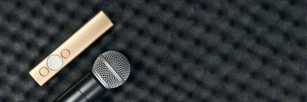 radyo mikrofonu ve sunucu. Eşyalar sünger lastik pankartta yatıyor.