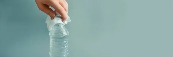 Mano en guante blanco sosteniendo la botella de agua — Foto de Stock