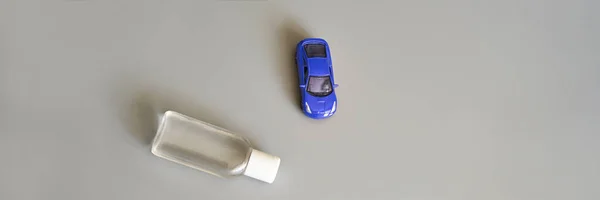 oyuncak araba ve bir şişe dezenfektan jel pankartı.