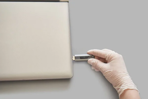 Beyaz eldiven takın ve USB flash disk takın.