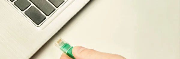 Bilgisayardan bilgisayara bağlanmak için RG45 kablosu ile el ele tutuşun