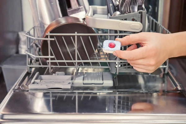 Bulaşık makinesinin arka planında el deterjanı var.