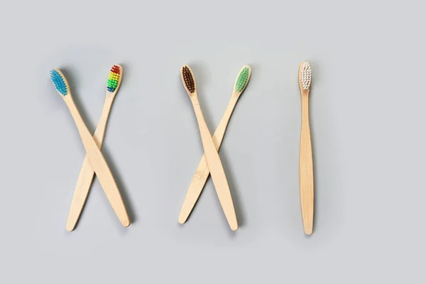 Bambu eko diş fırçası. Doğal ahşap dişçi bakımı. Üst görünüm