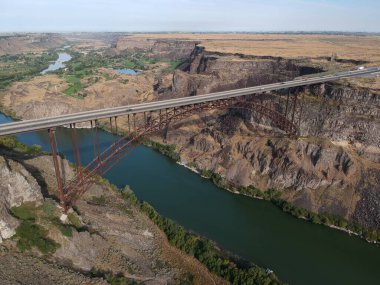 Perrine Köprüsü - Nehir Kanyonu üzerindeki uzak hava görüntüsü Yolda giden arabalarla