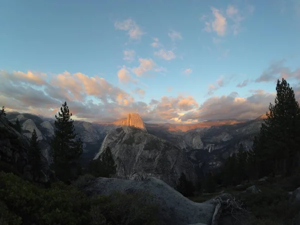 Yarı Dome Rock, Yosemite Ulusal Parkı 'nın simgesi. Kaliforniya, ABD