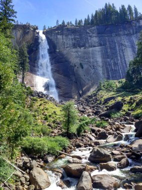 Yosemite Ulusal Parkı 'ndaki Vernal Falls, ABD
