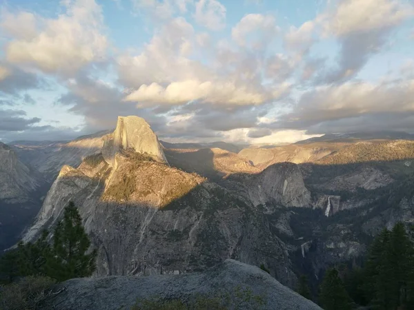 Yosemite Ulusal Parkı 'nın nefes kesici manzarası, Kaliforniya, ABD