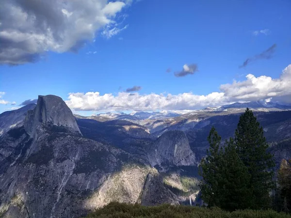 Yosemite Ulusal Parkı 'ndaki Half Dome' un inanılmaz doğa manzarası