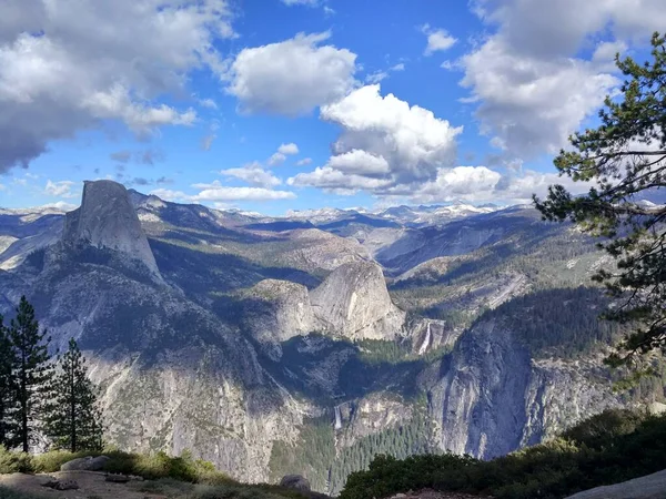 Yosemite Ulusal Parkı, Kaliforniya, ABD 'deki Half Dome Bulutlu.