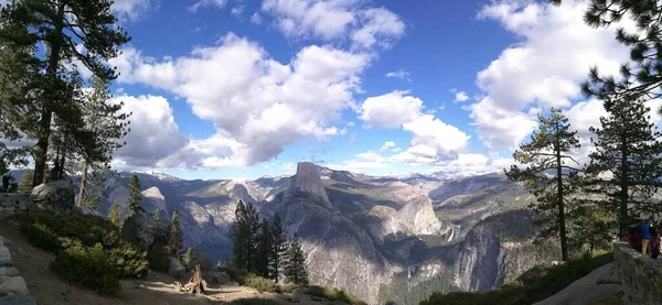 Csodálatos panoráma kilátás nyílik a Yosemite Nemzeti Park Kalifornia. — Stock Fotó