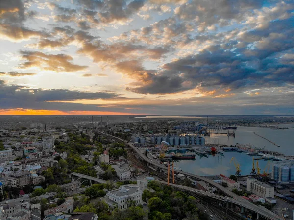Şehrin üzerinde gün batımı, Odessa, Ukrayna