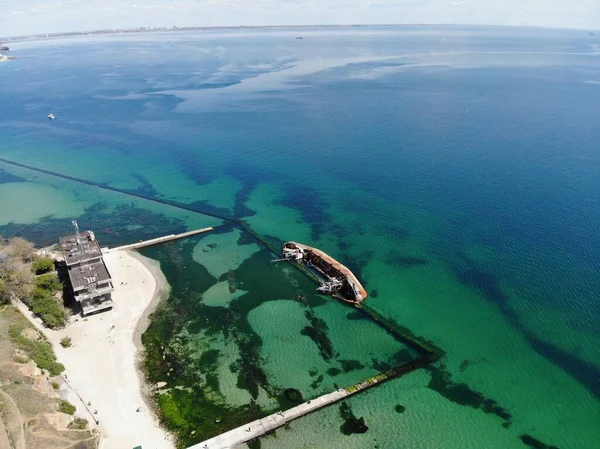 Şehir plajında enkaz, hava manzarası. Şehir plajı, Odessa, Ukrayna