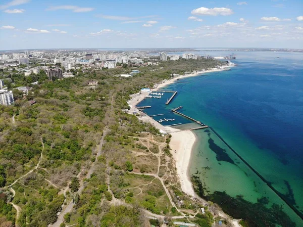 Deniz kıyısının havadan görünüşü. Odessa, Ukrayna