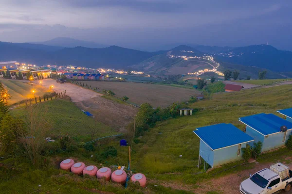 PhetchabunThailand, 18 Ekim 2018; Akşam atmosferi, uçamayan gökyüzü, dağın tepesindeki tatil beldesi Phu Thap Berk dağı, Phetchabun bölgesi, Tayland
