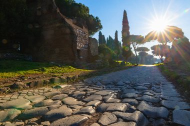 Appian Yolu 'nun bir uzantısı, Roma İmparatorluğu' nun en önemli sokaklarından biri. Latinler tarafından Regina Viarum olarak adlandırıldı. Bu yol Roma 'yı antik İtalya' da önemli bir liman olan Brindisi 'ye bağladı..