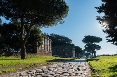 Appia Antica 'nın altıncı milinde Casal Rotondo Mausoleum' un yanında bir adak binasına ait beyaz mermer parçalarıyla süslenmiş bir mimari tuğla yapı var. Roma.