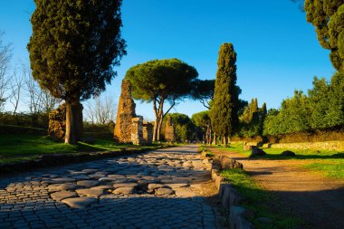 Appia Yolu 'nun bir uzantısı ya da Appia Antica Roma İmparatorluğu' nun en önemli sokaklarından biri olan Latinler 'den Regina Viarum. Bu yol Roma 'yı antik İtalya' da önemli bir limana bağlıyordu..