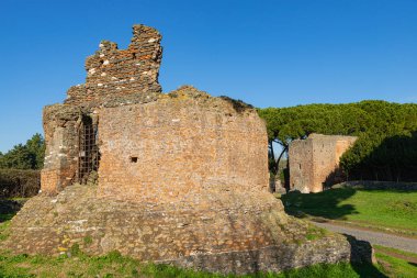 Appia Antica yolu boyunca Roma zamanında anıt, cenaze anıtı ve gözetleme kulesi olan sayısız bina vardır. Ortaçağ 'da ev, bazen ahır, Roma, İtalya haline geldiler..