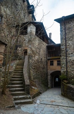 Tures Kalesi 'nin (Burg Taufers) girişi. Bolzano 'daki en ilginç ortaçağ kalelerinden biri. Burada Margarethe von Taufers efsanesi geçiyor. Güney Tyrol, İtalya.