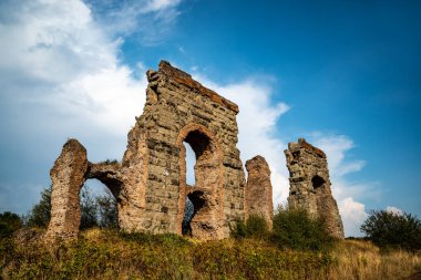 İtalya 'daki bir Roma su kemerinin harabelerinin dramatik bir görüntüsü. Parco degli Acquedotti antik Roma 'nın su tedarik sistemini ilgilendiren bir arkeolojidir. Appian Way Parkı 'nın bir parçası..