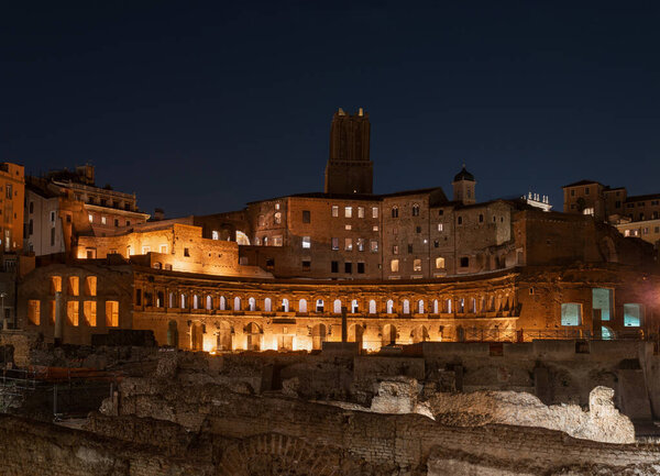 Trajan 's Market, Via dei Fori Imperiali, Рим, на противоположном конце Колизея. Из руин открывается прекрасный вид на Ночной Форум Траяна и Витториано
.