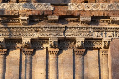 Casa (Ev) 'in detayları Dei Crescenzi' yi aradı. Roma Boaryumu 'nda bulunan ve Roma, Bizans ve Barbar olmak üzere çeşitli dönemlerden mimari unsurlarla inşa edilmiş bir ortaçağ konutu. İtalya.