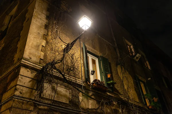 Imagen Nocturna Callejón Trastevere Roma Este Barrio Uno Los Más — Foto de Stock