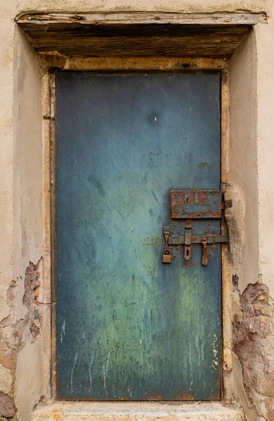Una Vieja Misteriosa Puerta Hierro Verde Perno Antiguo Oxidado Signos — Foto de Stock