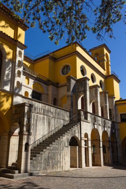Vittoriale degli Italiani, Garda Gölü 'nde Gardone Riviera' da inşa edilen anıtsal bir kompleks. Resmi mimari, mavi gökyüzü ile zıt bir renk olan sarı ahtapot ile boyanmıştır. İtalya.