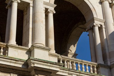 Palladian Bazilikası tam ve boş alanlardan oluşan bir mimaridir. Palladio, Piazza dei Signori 'yi tiyatroya dönüştürür. Tiyatro, Vicenza şehrinin günlük yaşamı haline gelir..