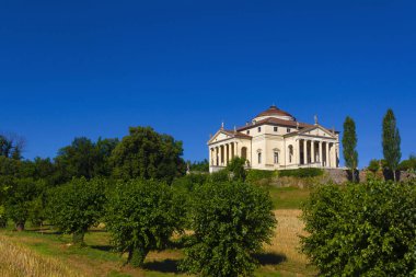 La Rotonda, mimar Andrea Palladio tarafından tasarlandı. Bu bina İtalyan Rönesansı 'nın en önemli villalarından biridir. Palladio, Roma Panteonu 'ndan esinlenmiştir. Vicenza, Veneto, İtalya.