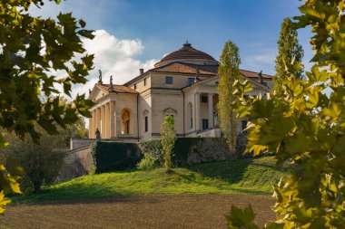 La Rotonda, mimar Andrea Palladio tarafından tasarlandı. Bu bina İtalyan Rönesansı 'nın en önemli villalarından biridir. Palladio, Roma Panteonu 'ndan esinlenmiştir. Vicenza, Veneto, İtalya.