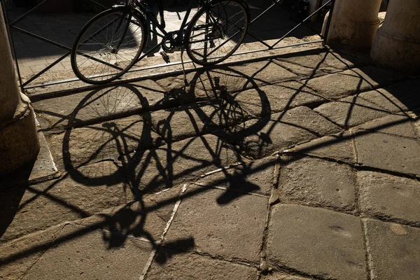 Sombra Una Bicicleta Extiende Sobre Pavimento Piedra Basílica Palladiana Vicenza — Foto de Stock
